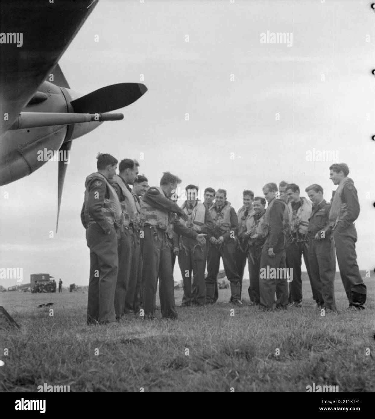 Americans in Britain- the work of No 121 (eagle) Squadron RAF, Rochford, Essex, August 1942 Flying Officer J M Osborne shares his experience of a 'dog fight' with his Commanding Officer, Squadron Leader W B Williams DFC and other members of the Eagle Squadron, following a fighter sweep. Left to right, they are: Flight Sergeant Bill Kelly, Flight Sergeant Sanders, Pilot Officer Don A Young, Flying Officer J M Osborne, Squadron Leader W B Williams DFC, Pilot Officer Cadman Padget, three unidentified personnel, Pilot Officer F R Boyles, Flight Lieutenant Seldon R Edner (just visible), Flight Lieu Stock Photo