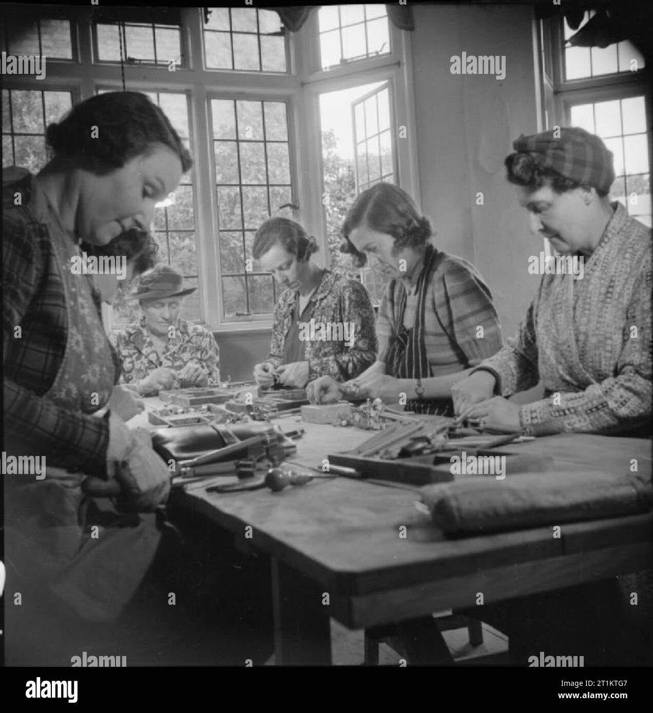 War factory ww2 women hi-res stock photography and images - Alamy