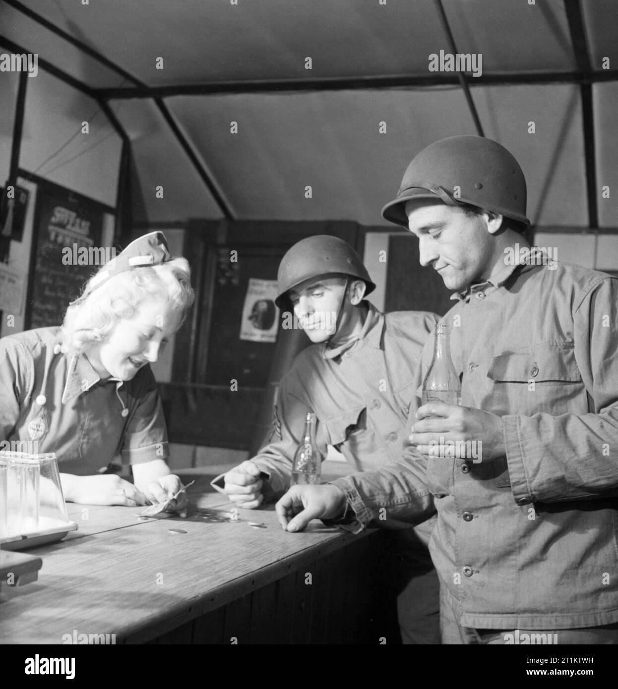 us-soldiers-purchasing-bottles-of-mineral-water-at-a-naafi-canteen-in