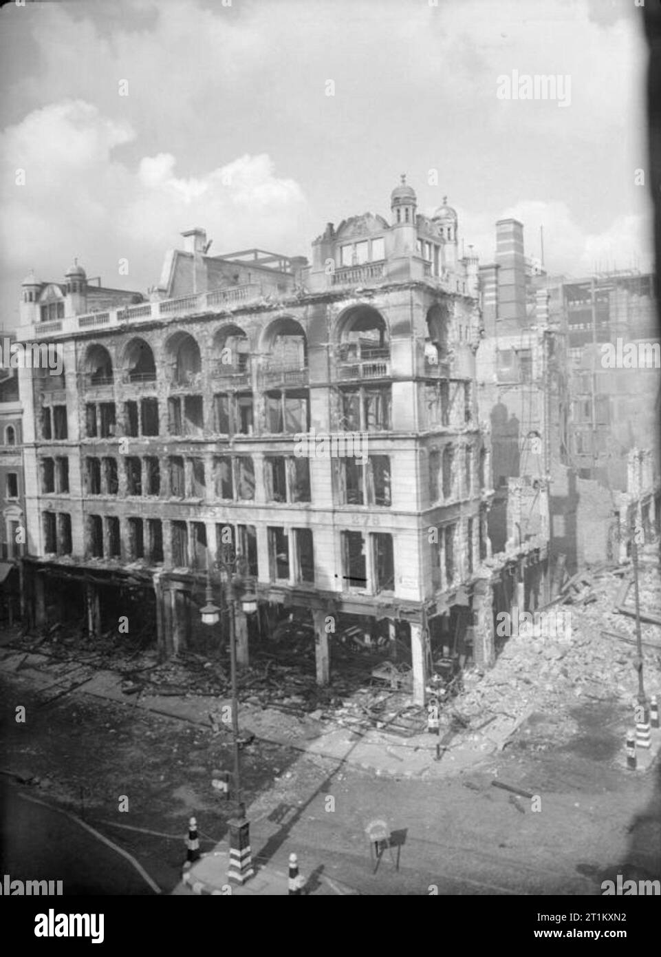 Bombs Hit London Stores- Air Raid Damage in London, England, 1940 A wide view of the bomb-damaged shell of the John Lewis department store on London's Oxford Street, following an air raid in September 1940. Stock Photo