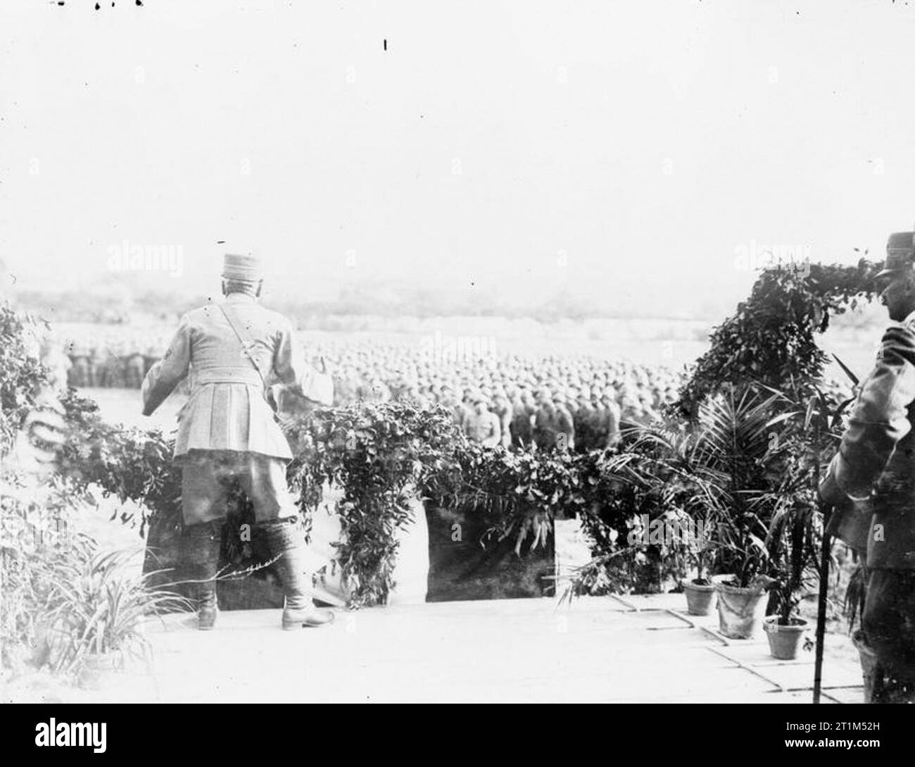 Ministry of Information First World War Official Collection A Divisional Commander addressing his troops before going into action. Stock Photo