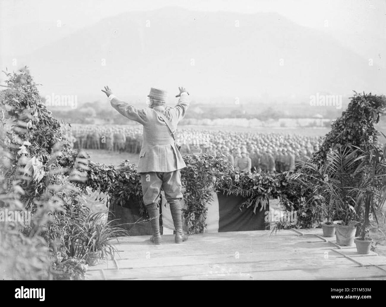 Ministry of Information First World War Official Collection A Divisional Commander addressing his troops before going into action. Stock Photo