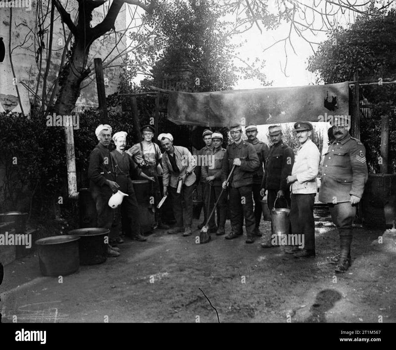Ministry of Information First World War Official Collection Austrian prisoners assisting in the field kitchens of a Casualty Clearing Station. Stock Photo