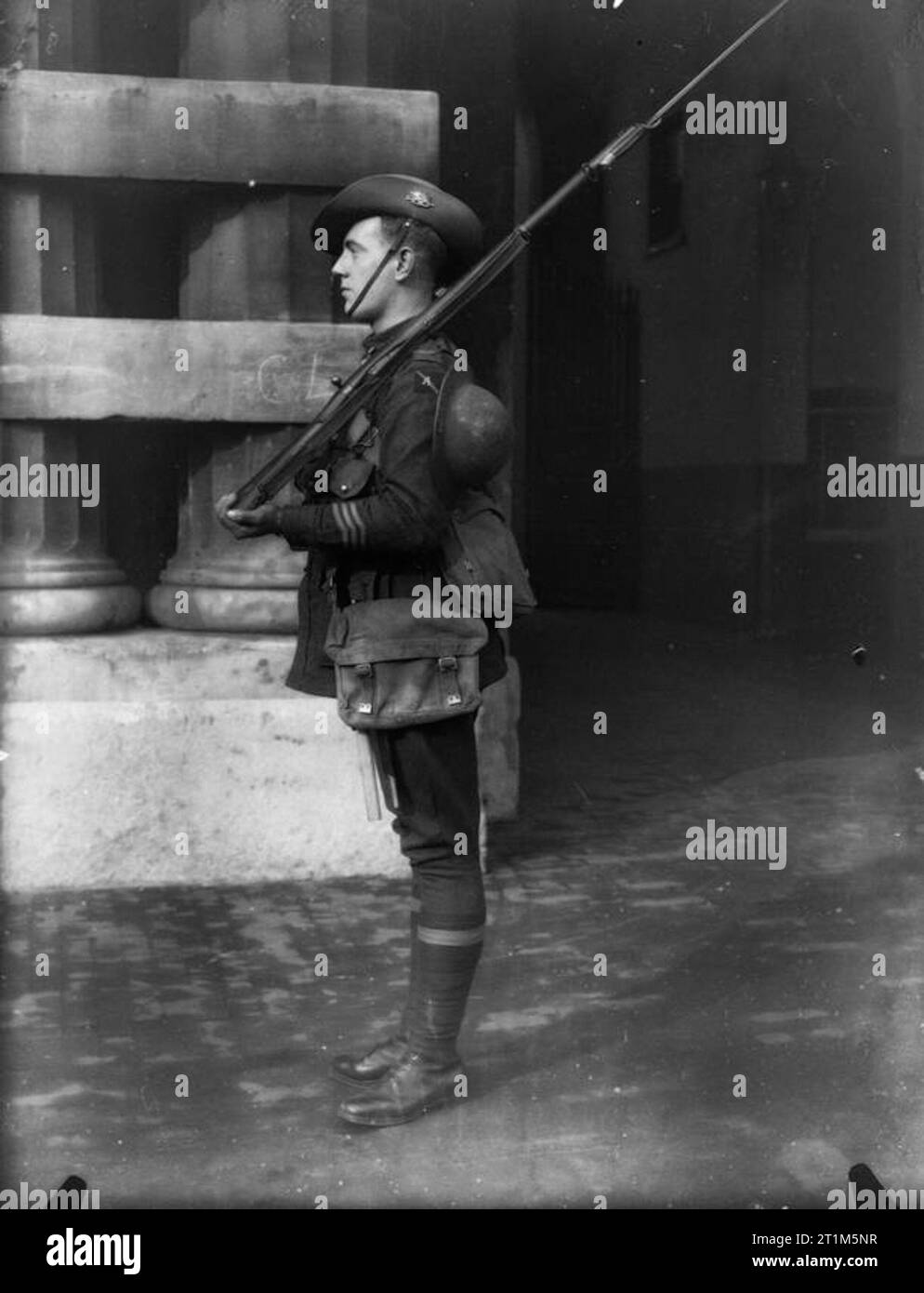 Ministry of Information First World War Official Collection Sergeant Australian Infantry, full marching order (side) Stock Photo