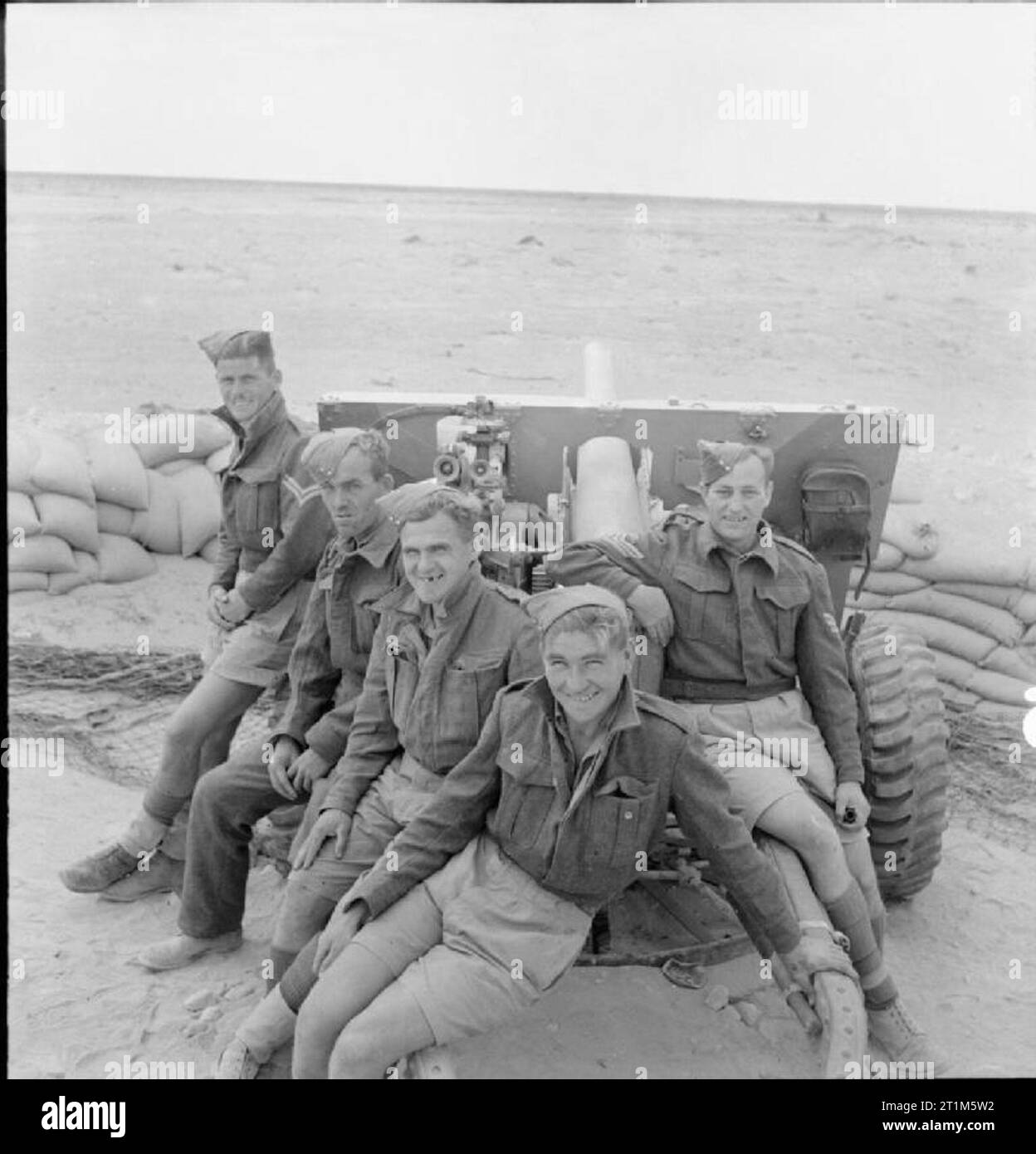 The British Army in North Africa 1941 The crew of a 25-pounder gun in Tobruk, 18 November 1941. They are members of the Royal Horse Artillery. Stock Photo