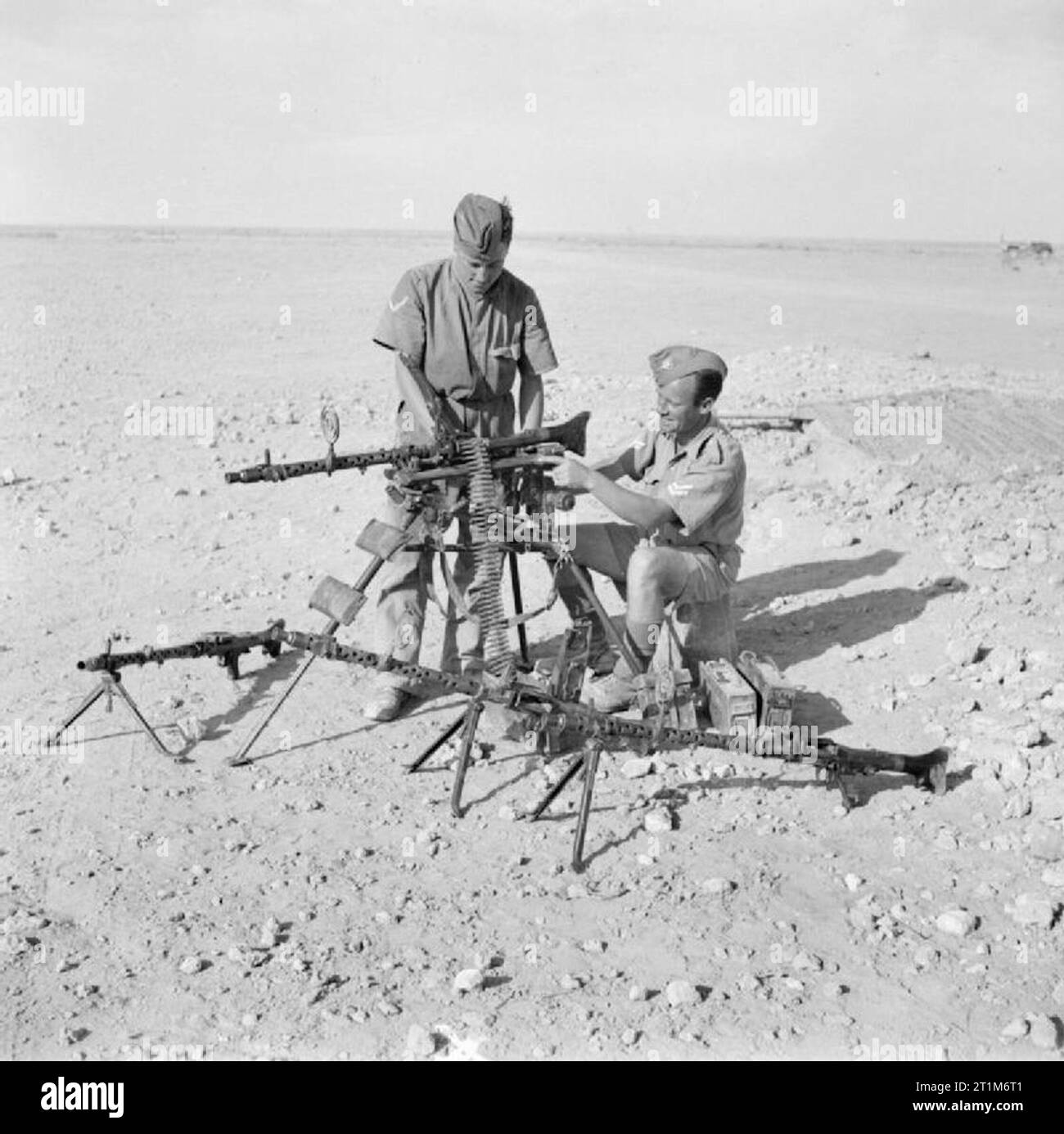 The British Army in North Africa 1942 Troops examining captured German MG34 machine guns, 22 April 1942. Stock Photo