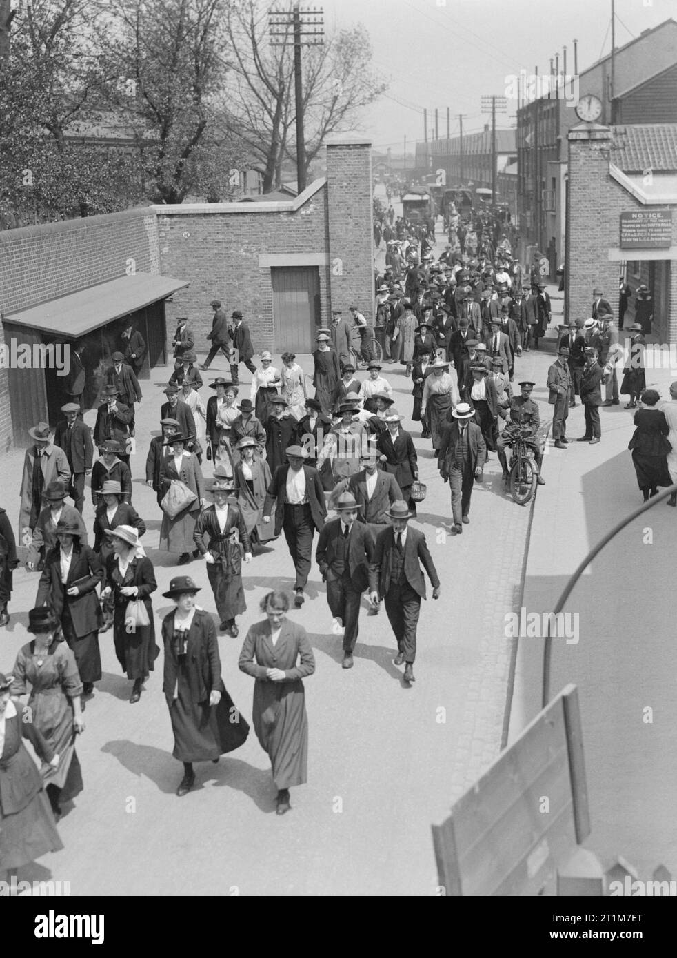 The Arms Production in Britain in the First World War Workers at the Royal Arsenal, Woolwich, London, leave from the fourth gate, by Plumstead station, in May 1918. Stock Photo