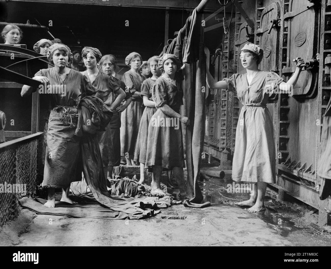 The Employment of Women in Britain, 1914-1918 Female war workers prepare filter cloths for the filter presses at the Glebe Sugar Refinery Co., Greenock, Scotland, November 1918. Stock Photo