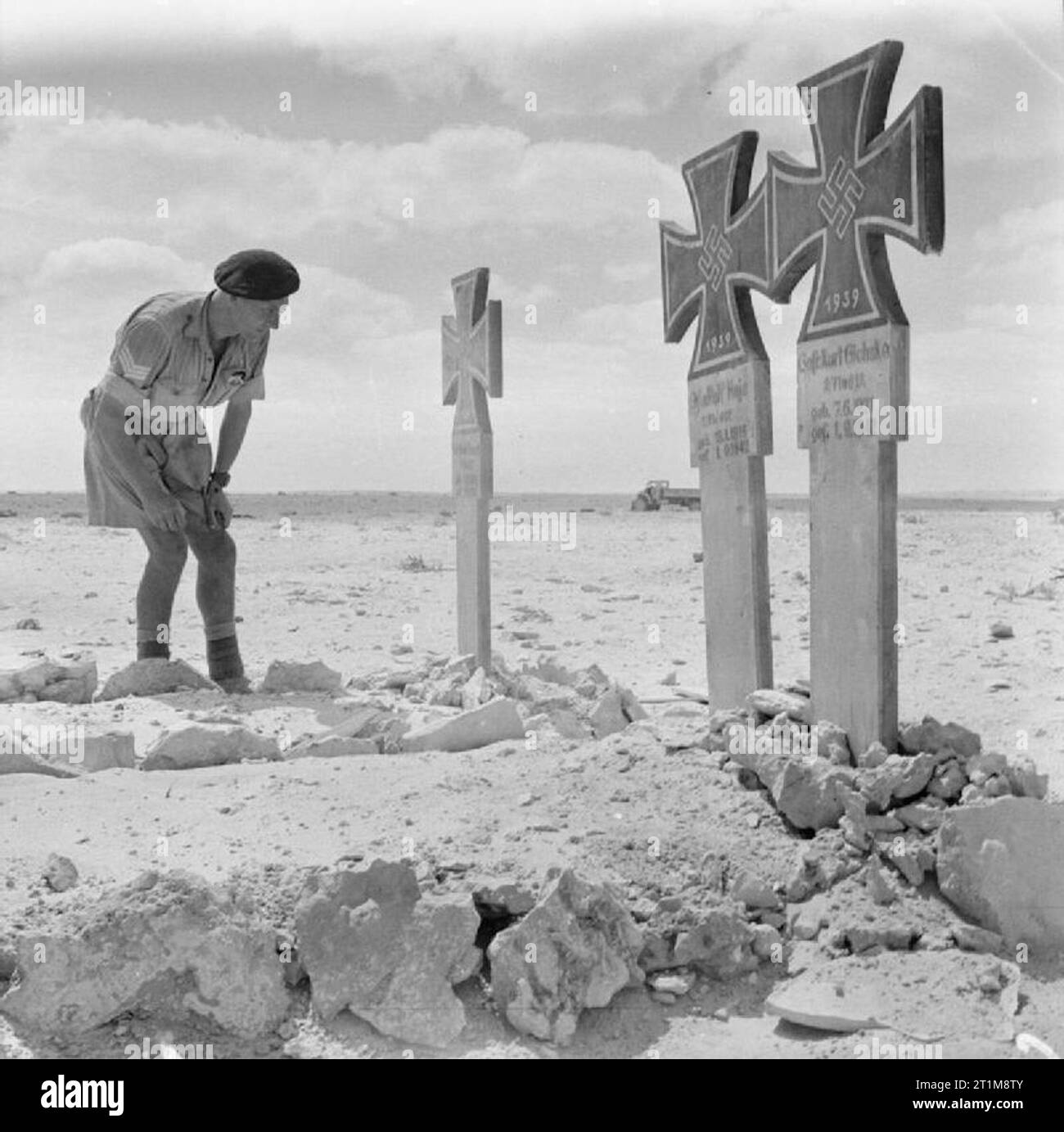 The British Army in North Africa 1942 A Royal Tank Regiment soldier examines the graves of German soldiers killed in recent fighting, 9 September 1942. Stock Photo