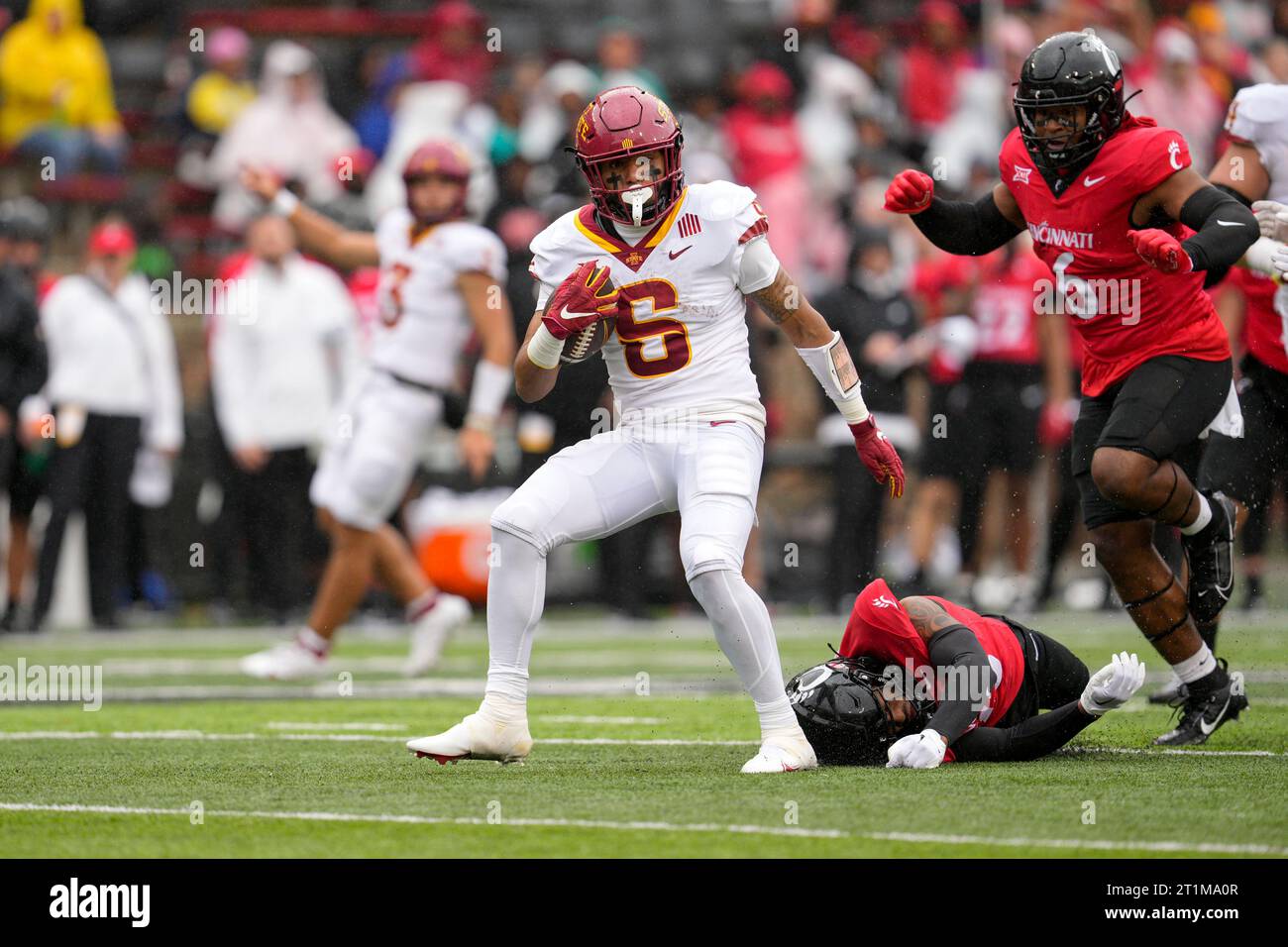 Iowa State running back Eli Sanders (6) breaks a tackle by Cincinnati defensive back Taj Ward