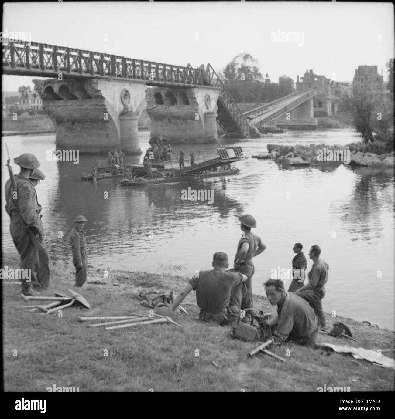 The British Army in North-west Europe 1944-45 A bulldozer is ferried across the River Seine at Vernon, 27 August 1944.Français : Au premier plan, la rive droite de la Seine. Stock Photo