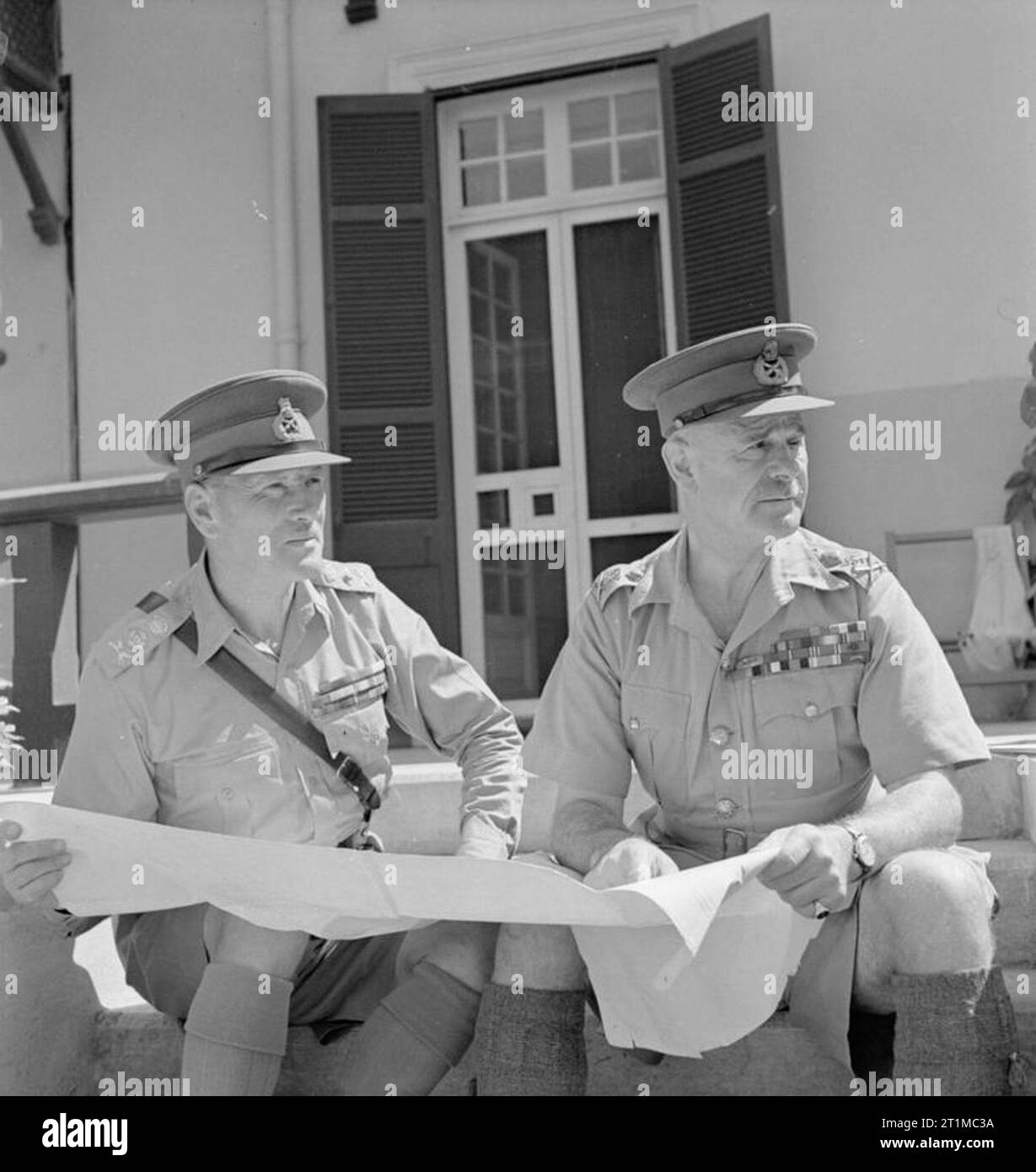 British Generals 1939-1945 Field Marshal Sir Claude Auckinleck (1884 - 1981): General Sir Claude Auchinleck with his predecessor as Commander in Chief Middle East, General Wavell. Stock Photo