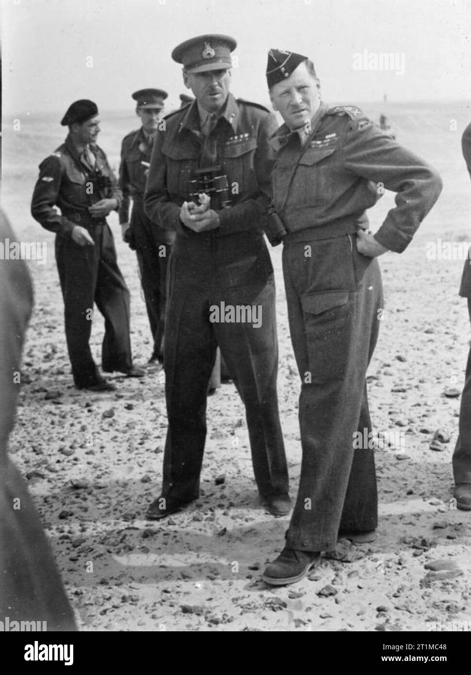 British Generals 1939-1945 Major General John 'Jock' Campbell VC (1894 - 1942): Campbell and General Sir Claude Auchinleck, Commander in Chief, Middle East, in the Western Desert. Stock Photo
