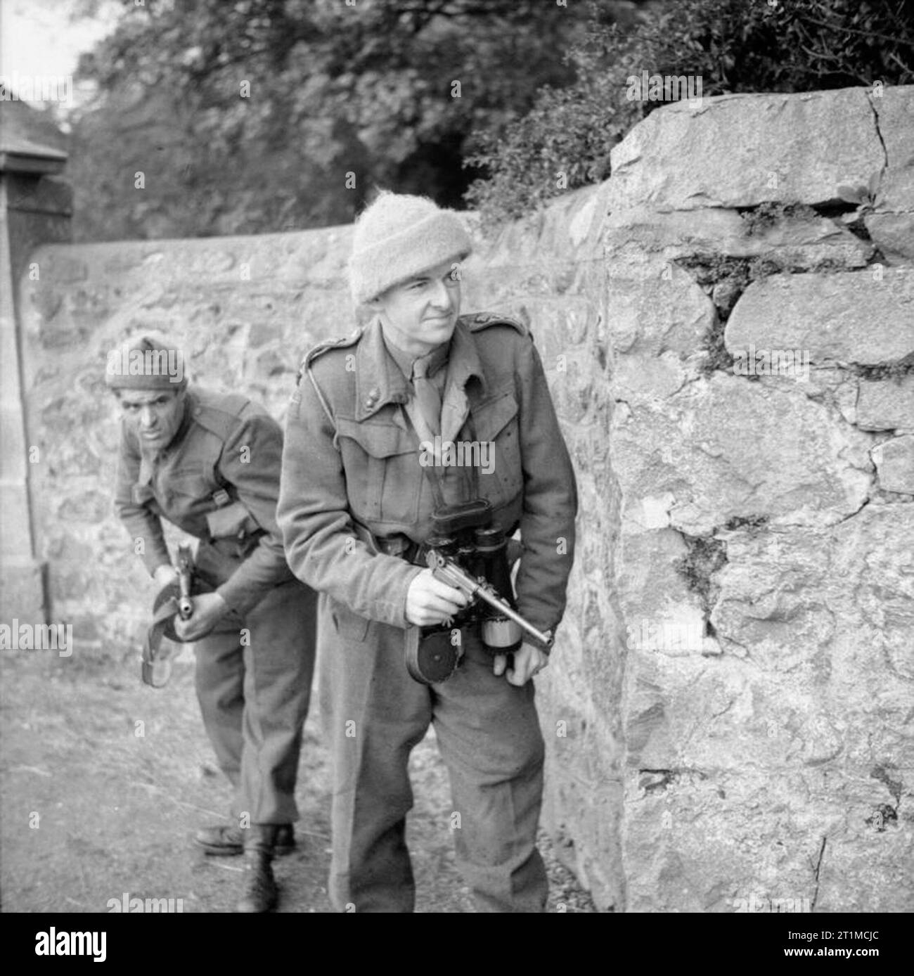The British Army in the United Kingdom 1939-45 Captain Gerald C S Montanaro of 101 Troop, Special Service Brigade, leads one of his men during combined operations training in the presence of the King at Inverary in Scotland, 9 October 1941. The officer is carrying a Luger pistol with drum magazine. Stock Photo