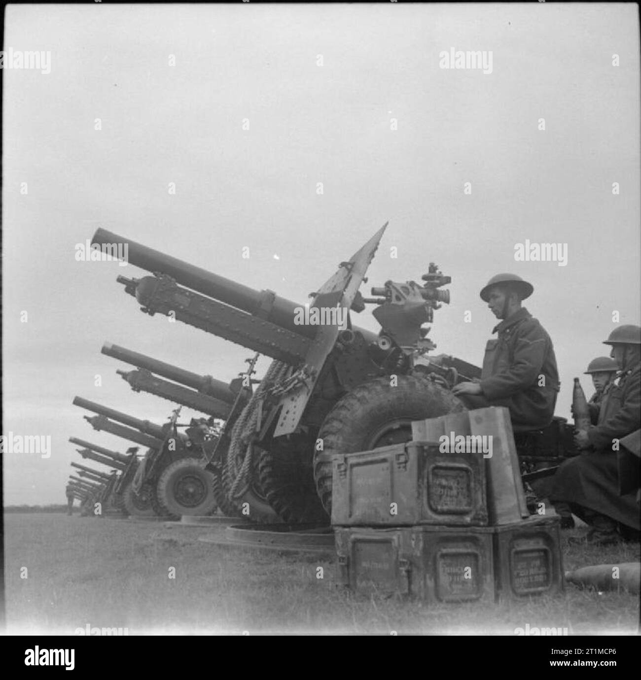 The British Army in the United Kingdom 193945 25pdr field guns of