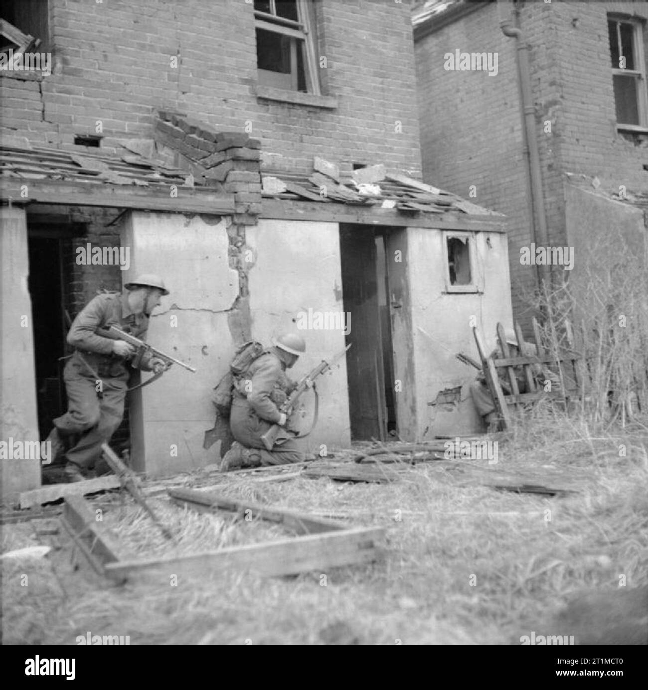 The British Army in the United Kingdom 1939-45 Infantry clearing ...