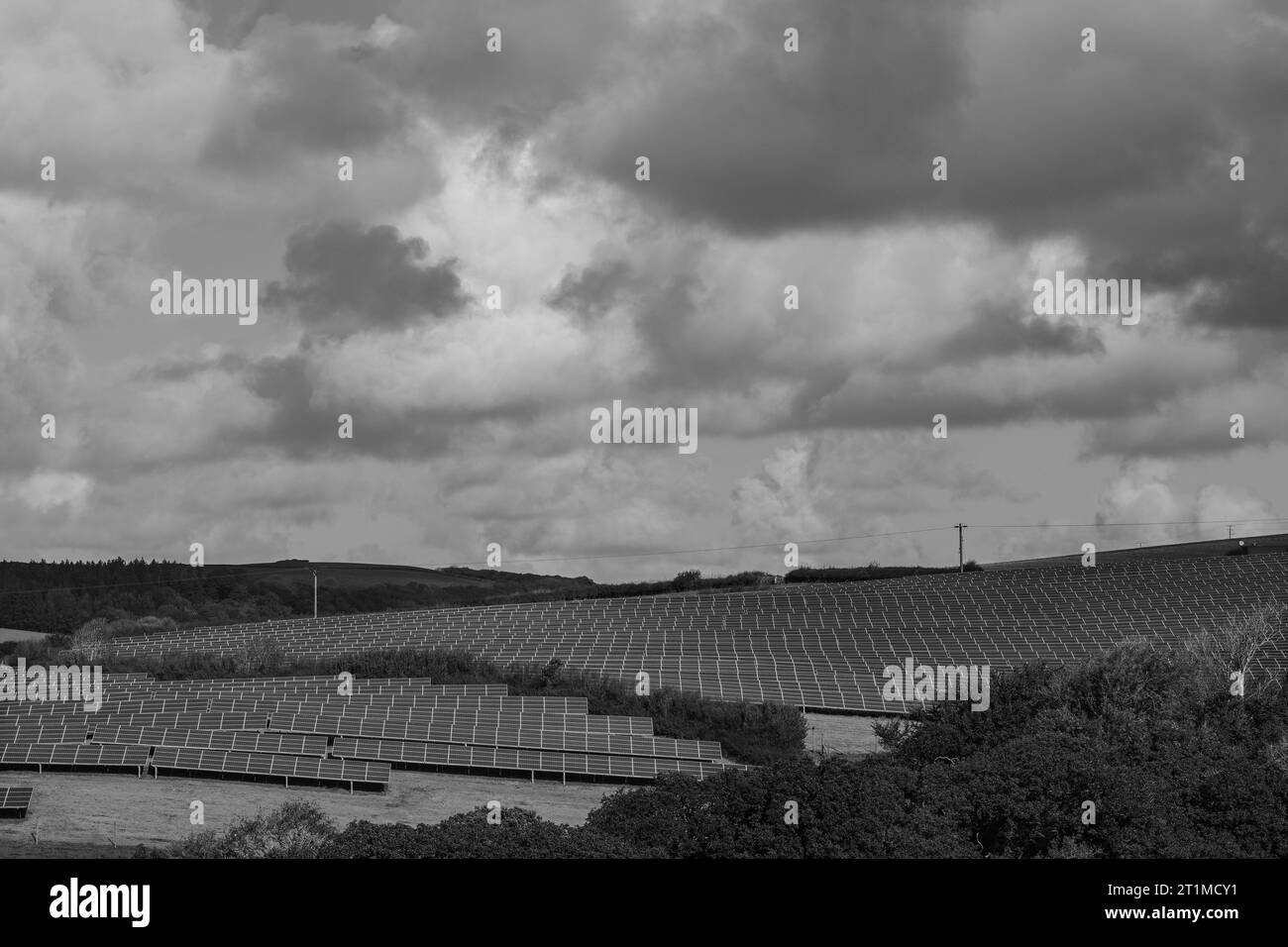 SOLAR PANELS PHOTOVOLTAIC PANELS ELECTRICITY IN FARMERS FIELD BEHIND