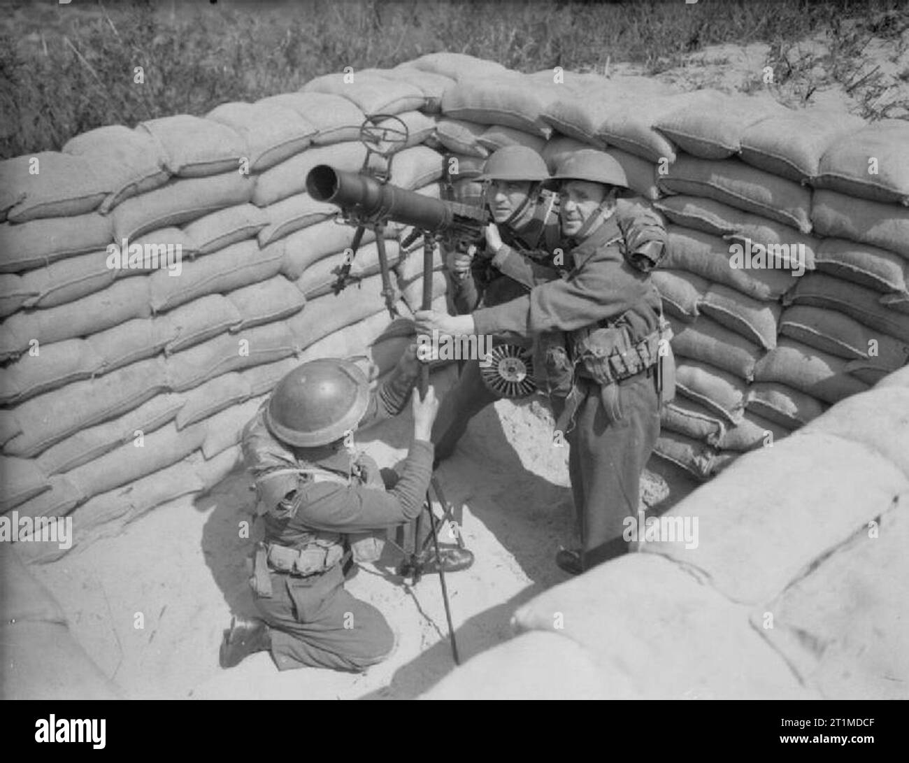 The British Army in the United Kingdom 1939-45 Gunners of 177 Heavy Battery, Royal Artillery, man an anti-aircraft Lewis gun at Fort Crosby near Liverpool, England, 1 August 1940. This operation formed part of British preparations to repel the threatened German invasion of 1940. Stock Photo
