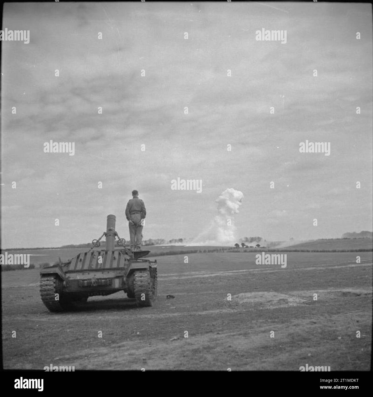 The British Army in the United Kingdom 1939-45 Flame mortar fitted to Valentine tank chassis, firing phosphorus bombs during Petroleum Warfare Department trials, Barton Stacey, 20 April 1944. Stock Photo