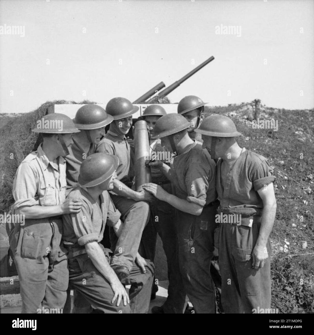 The British Army in the United Kingdom 1939-45 Gunners at a mixed anti ...
