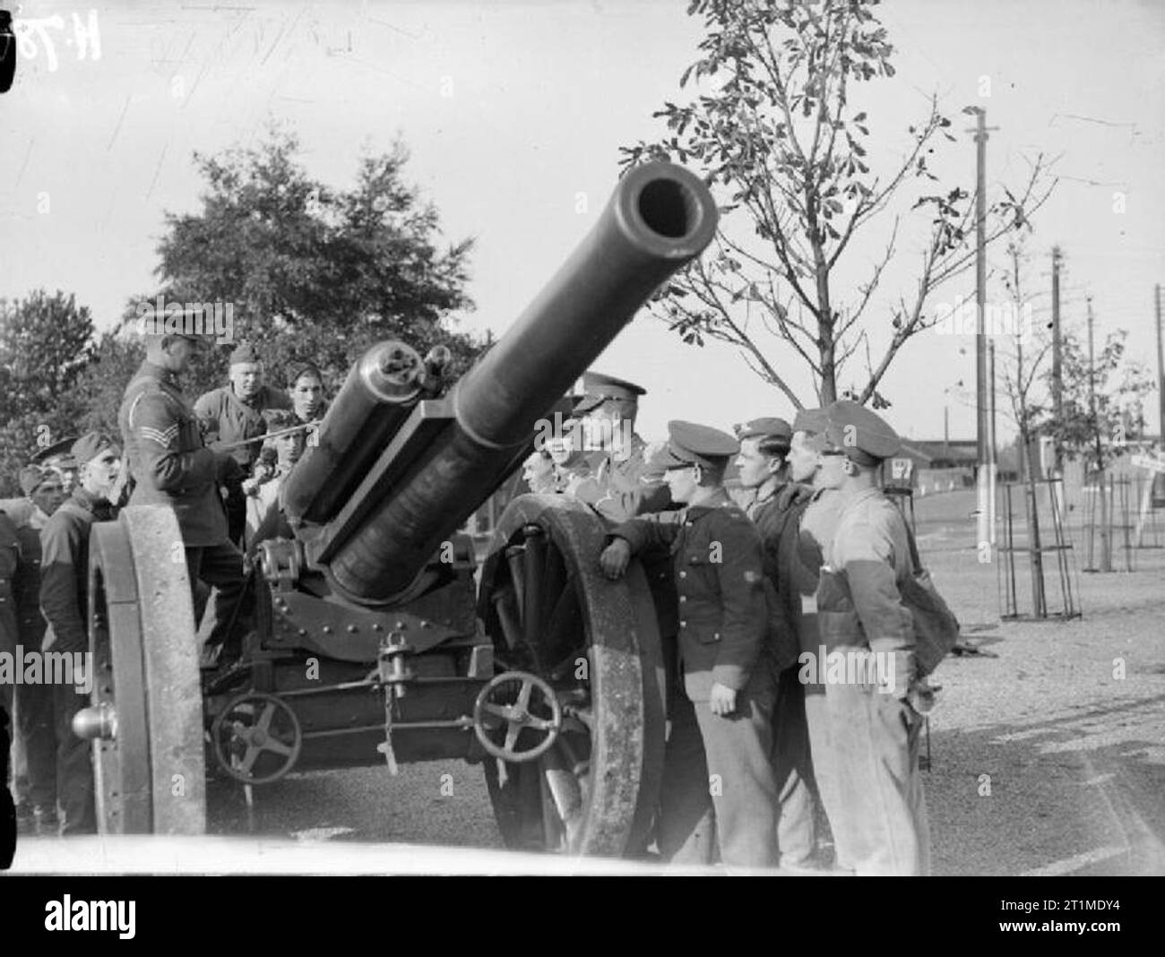The British Army in the United Kingdom 1939-45 Royal Artillery recruits receiving instruction on the 60-pounder gun at the School of Artillery, Larkhill, November 1939. Stock Photo