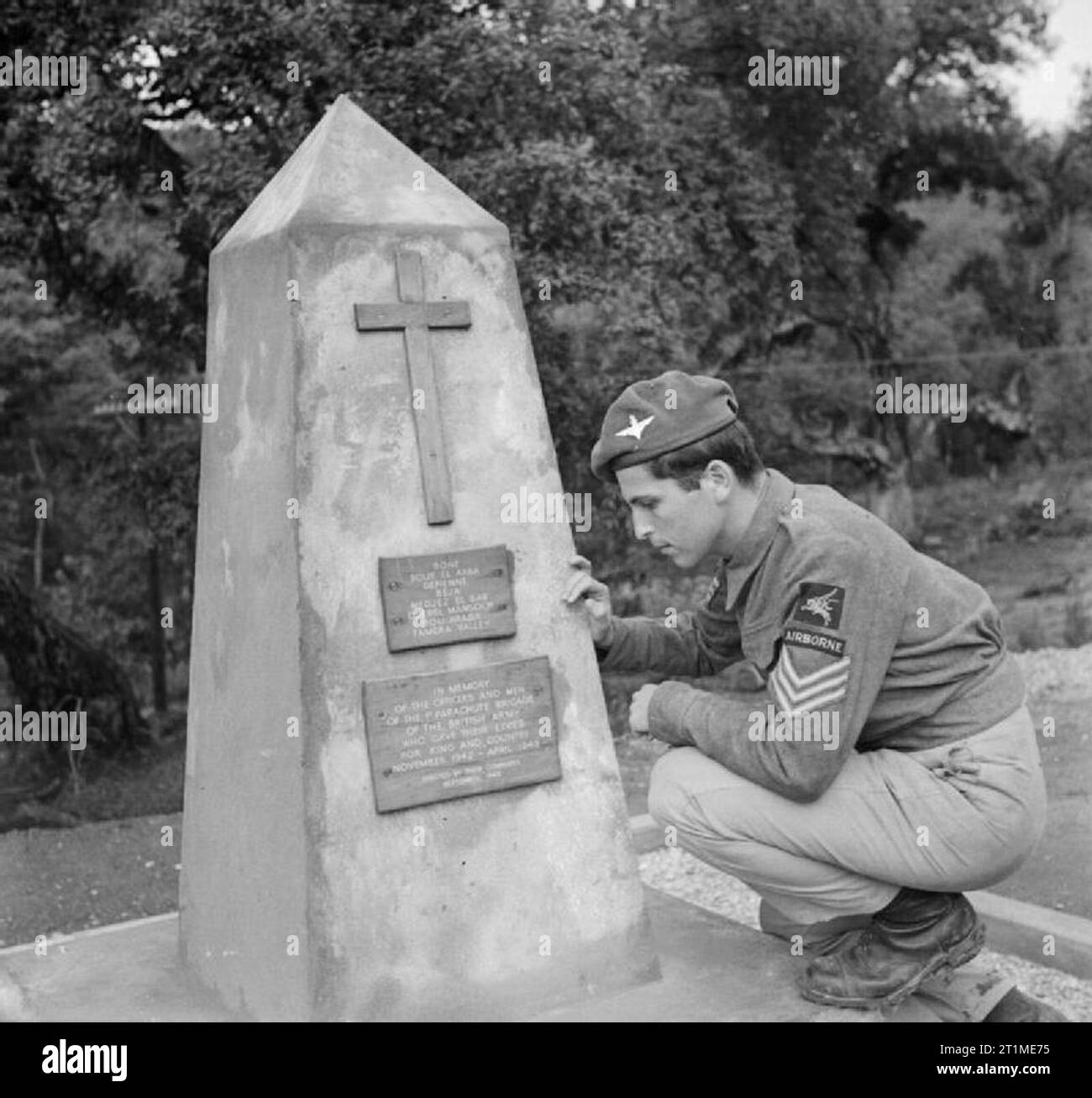 The British Army in Tunisia 1943 Sgt M Lewis of the 2nd Parachute Battalion examines a memorial to the 1st Parachute Brigade on the Nefza-Sedjenane road in the Tamara Valley, 14 October 1943. Stock Photo