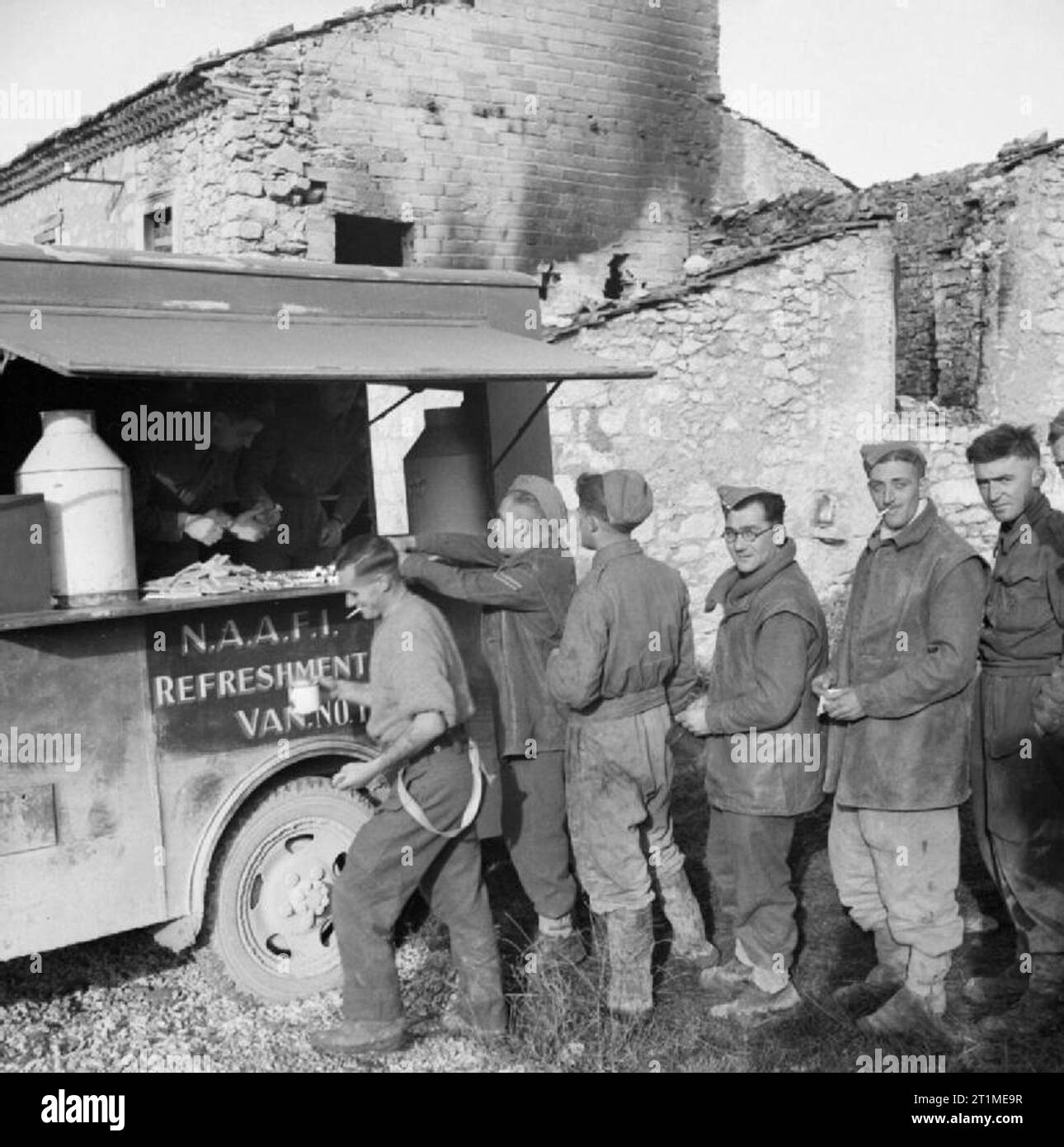 Gunners of 78th Field Regiment, Royal Artillery queuing at a NAAFI refreshment van in Italy, 22 November 1943. Gunners of 78th Field Regiment Royal Artillery queuing at a NAAFI refreshment van, 22 November 1943. Stock Photo