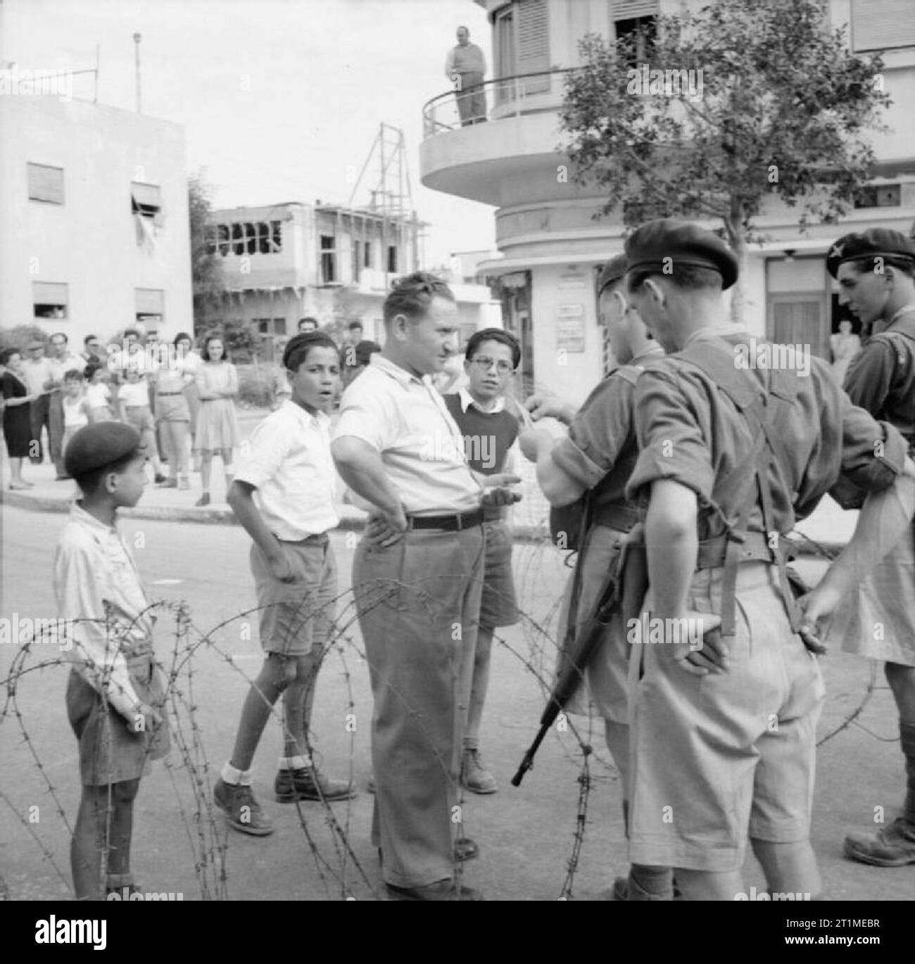 https://c8.alamy.com/comp/2T1MEBR/the-british-mandate-in-palestine-1917-1948-members-of-the-6th-airborne-division-checking-the-identity-of-persons-on-the-streets-of-tel-aviv-in-an-attempt-to-restore-order-after-disturbances-which-broke-out-on-14-november-1945-2T1MEBR.jpg