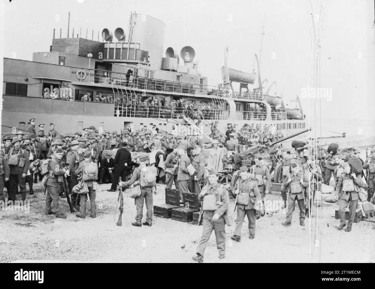 The British Expeditionary Force (bef) in France 1939-1940 The BEF arrives in France, September - October 1939: Men of the 2nd Battalion, Royal Inniskilling Fusiliers disembark from the former passenger ferry ROYAL SOVEREIGN at Cherbourg. Stock Photo