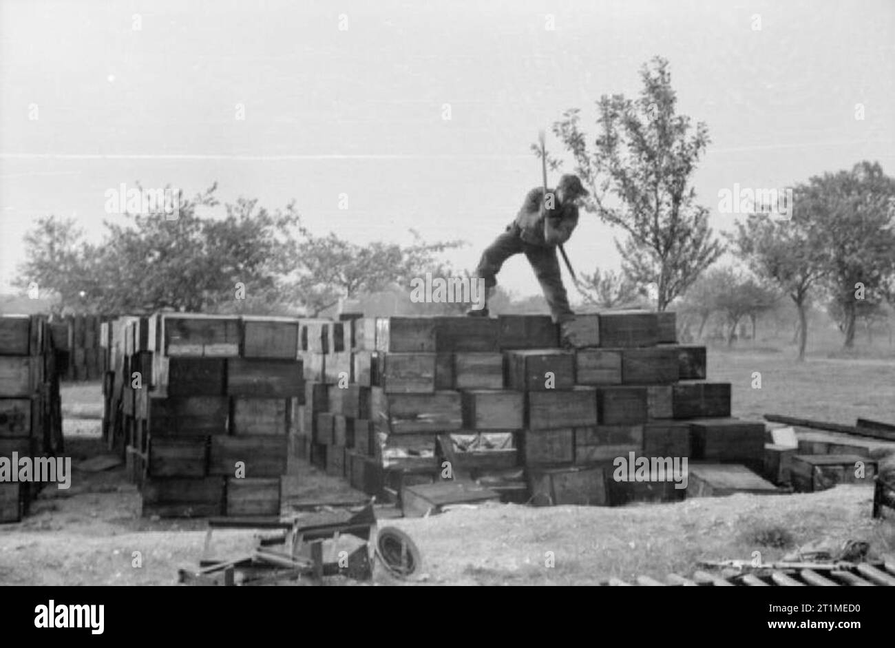 The British Expeditionary Force (bef) in France 1939-1940 The Evacuation of the BEF from France, June 1940: British soldiers destroy stores at an RASC (Royal Army Service Corps) depot before retreating to the Channel ports. Stock Photo