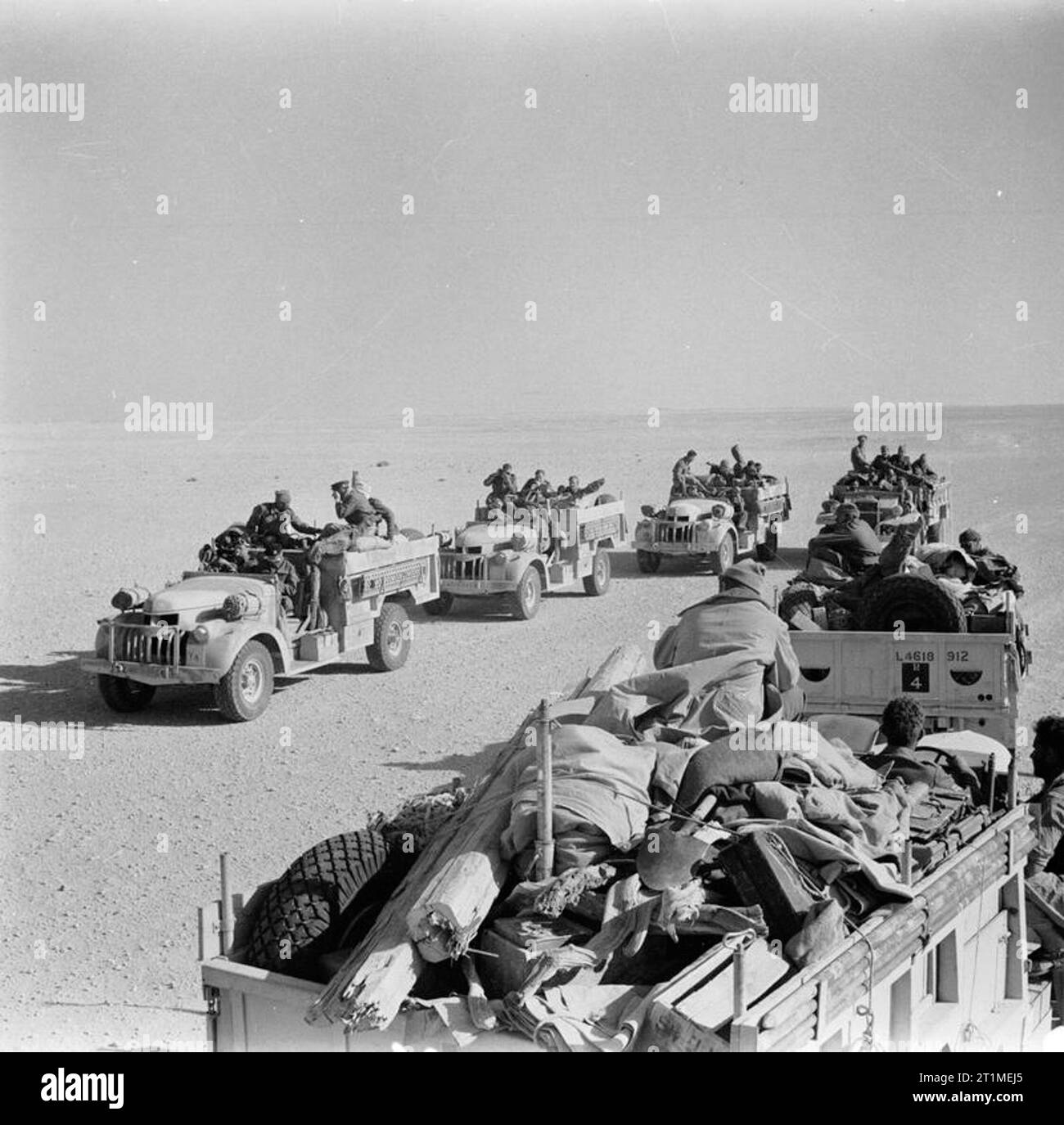 The Campaign in North Africa 1940 - 1943 Two Long Range Desert Group patrols meet in the desert. Stock Photo
