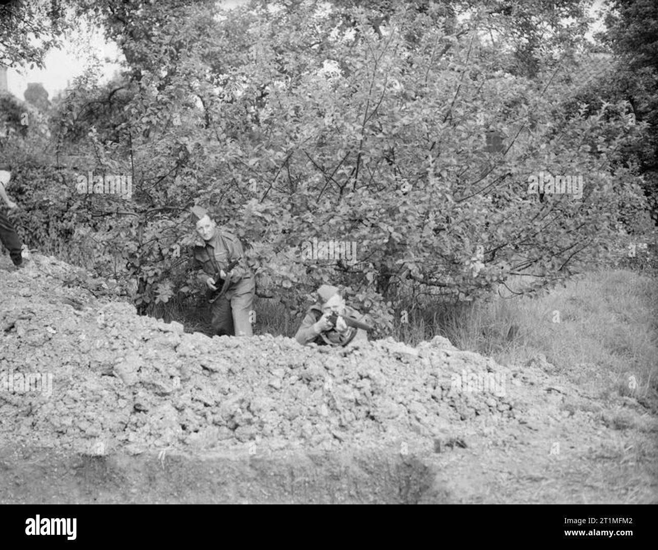 The Local Defence Volunteers, 1940 Two members of the Local Defence Volunteers (LDV) undertake rifle practice at Buckhurst Hill, Essex, 1 July 1940. Stock Photo