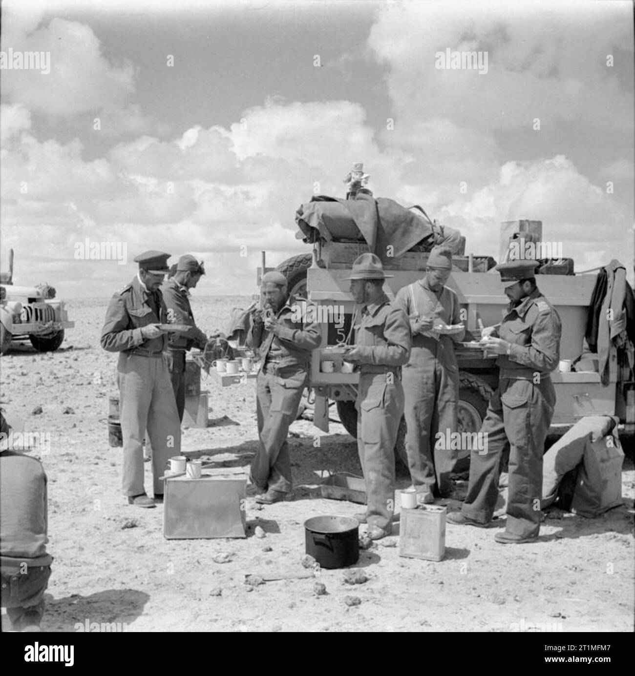 The Long Range Desert Group (lrdg) in North Africa during the Second World War A Long Range Desert Group patrol at breakfast. Stock Photo