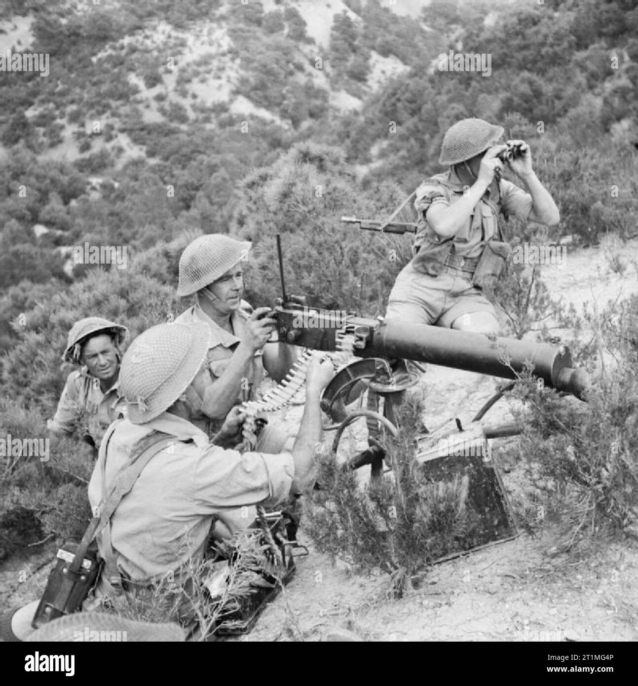 Vickers machine gun team of 10th Battalion The Rifle Brigade, training near Bou Arada, Tunisia, 30 April 1943. Vickers machine gun team of 10th Battalion The Rifle Brigade, training near Bou Arada, 30 April 1943. Stock Photo