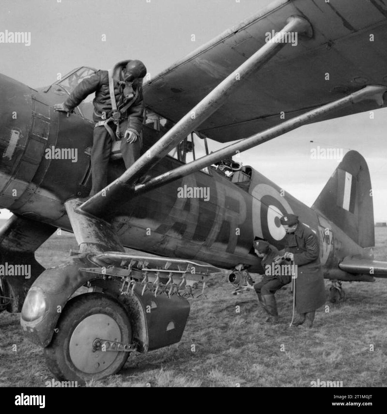 Royal Air Force Army Co-operation Command, 1940-1943. Groundcrew remove a Type F.24 camera from Westland Lysander Mark IIIA, V9437 'AR-V', of the 309 Polish Squadron RAF (part of the RAF Army Cooperation Command), at Dunino, Fife, following a photo reconnaissance sortie. Stock Photo