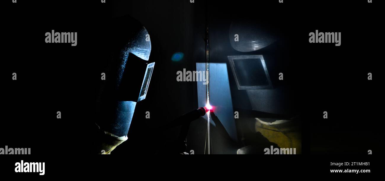 Industrial argon welder, argon welder uses torch to make sparks during
