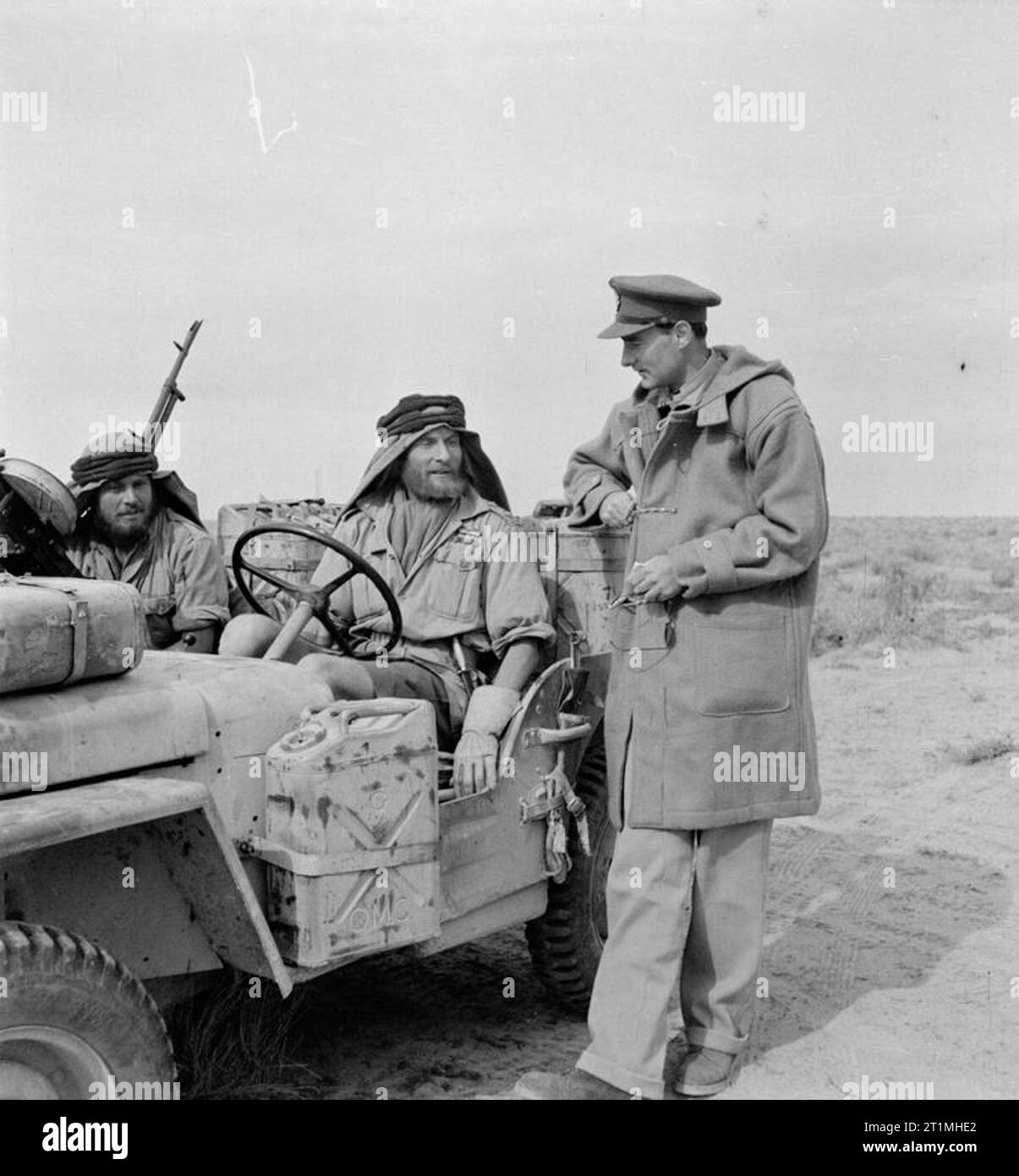Desert Rats Lieutenant Colonel David Stirling officer commanding the SAS in the Middle East talking to Patrol Commander Lieutenant McDonald. Stock Photo