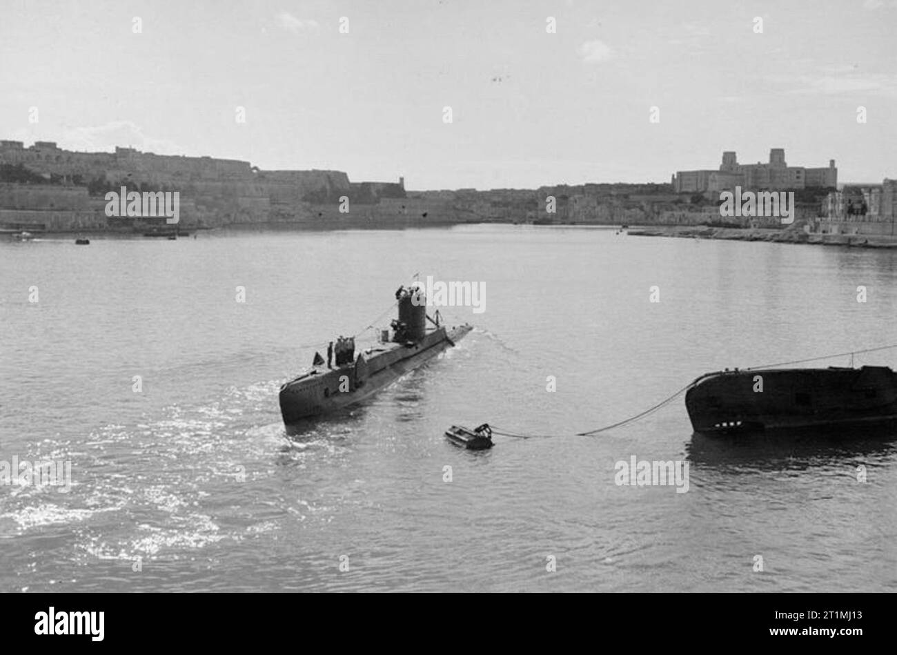 Submarines And Submarine Officers 26 And 27 January Malta Submarine   Submarines And Submarine Officers 26 And 27 January Malta Submarine Base Hms Una Leaving Malta On Patrol 2T1MJ13 