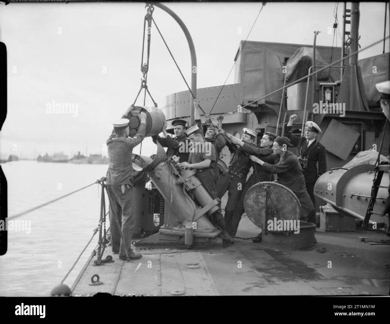 the-royal-navy-during-the-second-world-war-depth-charge-party-reloading