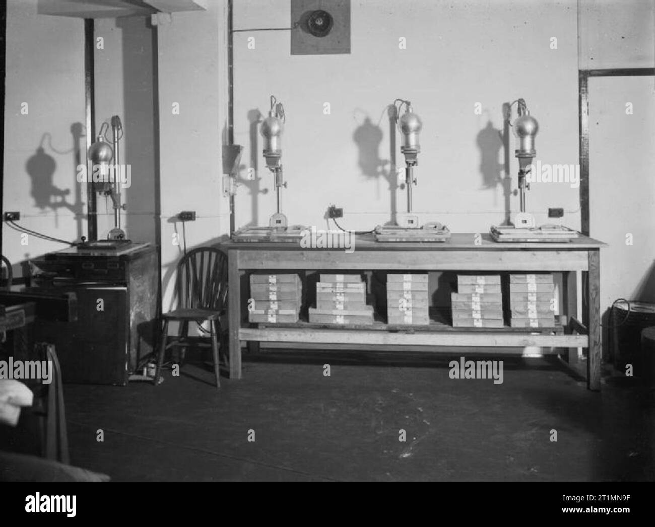 Photography during the Second World War An array of Kodak precision enlargers in the darkroom of the War Office Photographic Section, Curzon Street House, Curzon Street, London W1. Stock Photo