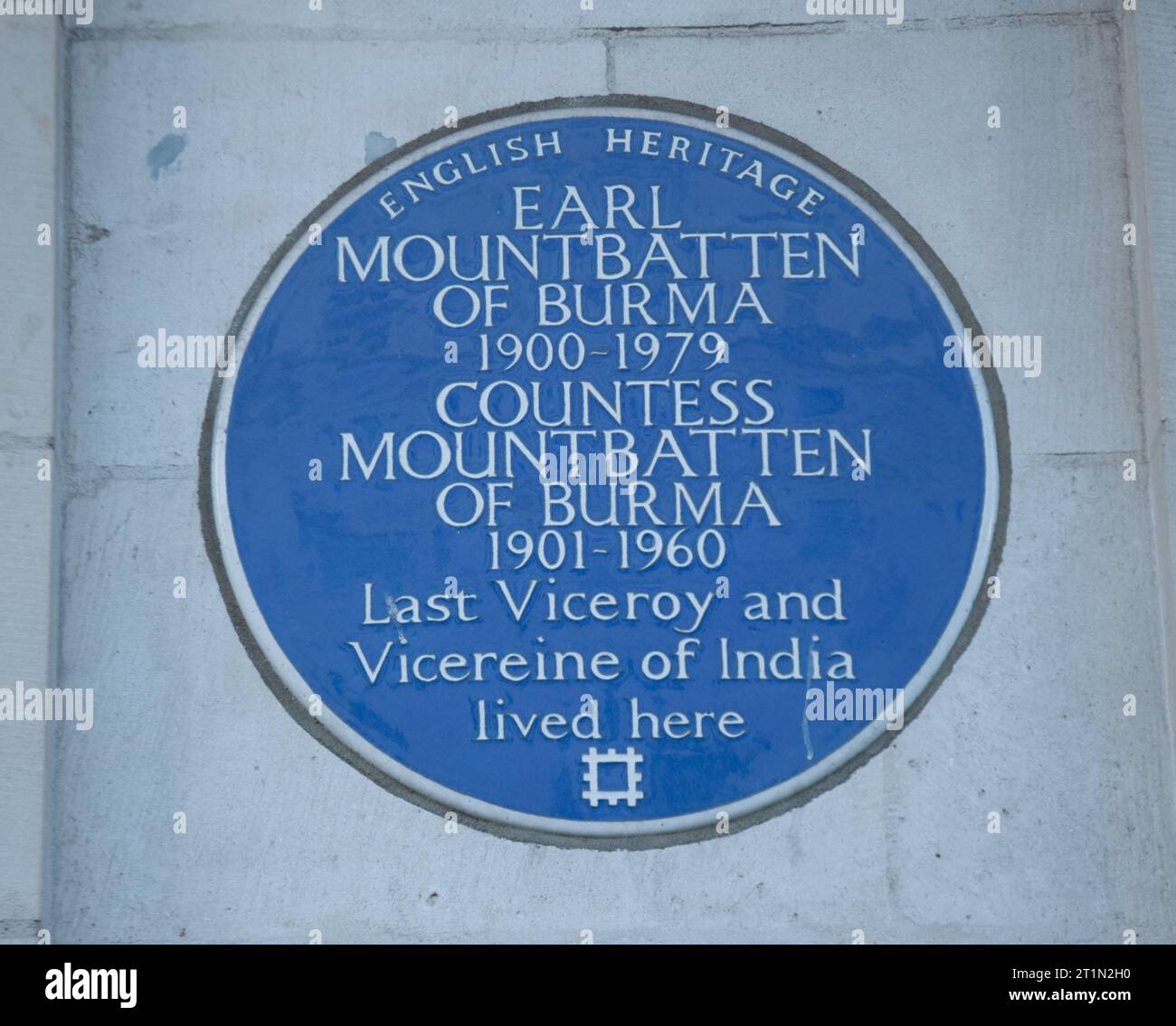 English Heritage Blue Plaque indicating the Residence of Earl Mountbatten and his Wife, Belgravia, London, UK Stock Photo