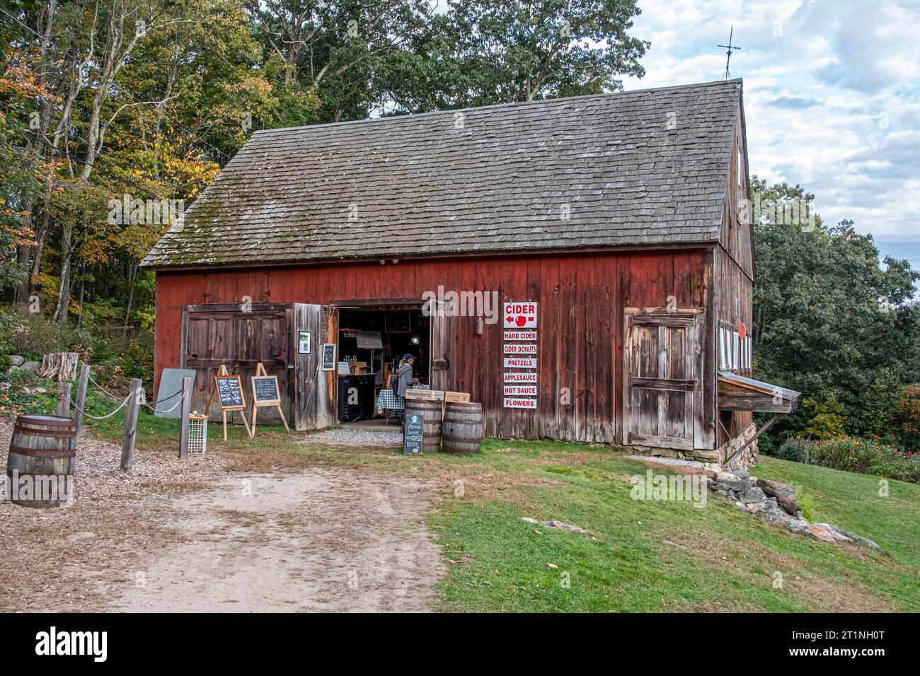 An old barn in New Salem, Massachusetts where cider is made and sold Stock Photo