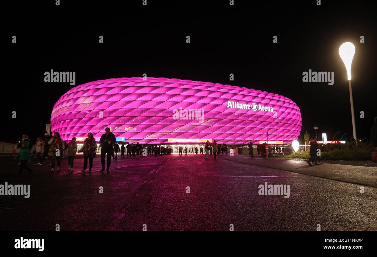 Allianz Arena rosa pink beleuchtet  FC Bayern Muenchen Frauen vs v Eintracht Frankfurt  Fussball 1 . Bundesliga Saison 2023 / 2024 Frauen Fussball  Google Pixel Frauen-Bundesliga 14.10.2023 in der MŸnchner Allianz Arena  © diebilderwelt / Alamy Stock Stock Photo