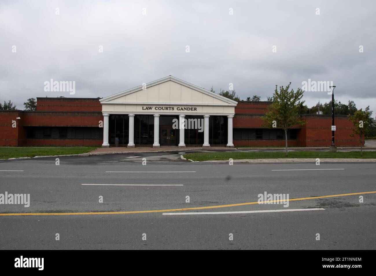 Driveway with columns hires stock photography and images Alamy