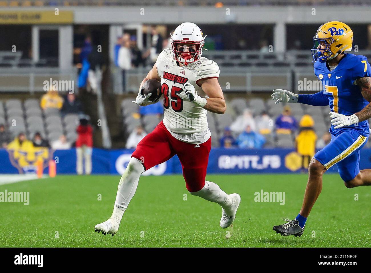 October 14, 2023 Louisville Cardinal tight end Nate Kurisky (85) runs