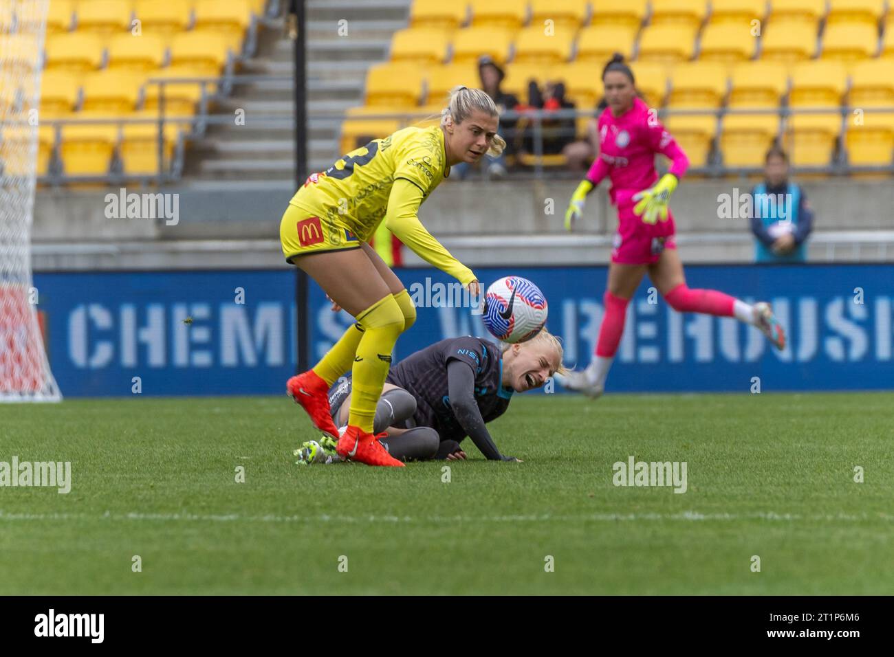 Wellington, New Zealand. 15th Oct, 2023. Holly McNamara (9, Melbourne City) grimaces on the ground, after a challenge from Hailey Davidson (18, Wellington Phoenix). Wellington Phoenix v Melbourne City. Womens A-League. Wellington. New Zealand. (Joe Serci/SPP) Credit: SPP Sport Press Photo. /Alamy Live News Stock Photo