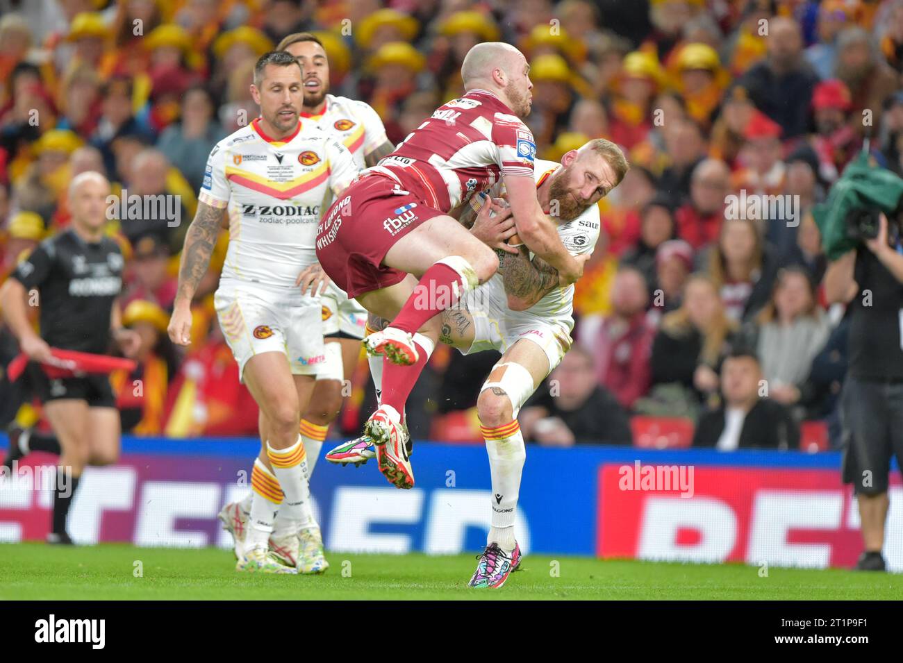Liam Marshall #5 of Wigan Warriors and Sam Tomkins #29 of Catalans Dragons challenge for a ball in the air during the Betfred Super League Grand Final match Wigan Warriors vs Catalans Dragons at Old Trafford, Manchester, United Kingdom, 14th October 2023 (Photo by Craig Cresswell/News Images) in, on 10/14/2023. (Photo by Craig Cresswell/News Images/Sipa USA) Credit: Sipa USA/Alamy Live News Stock Photo