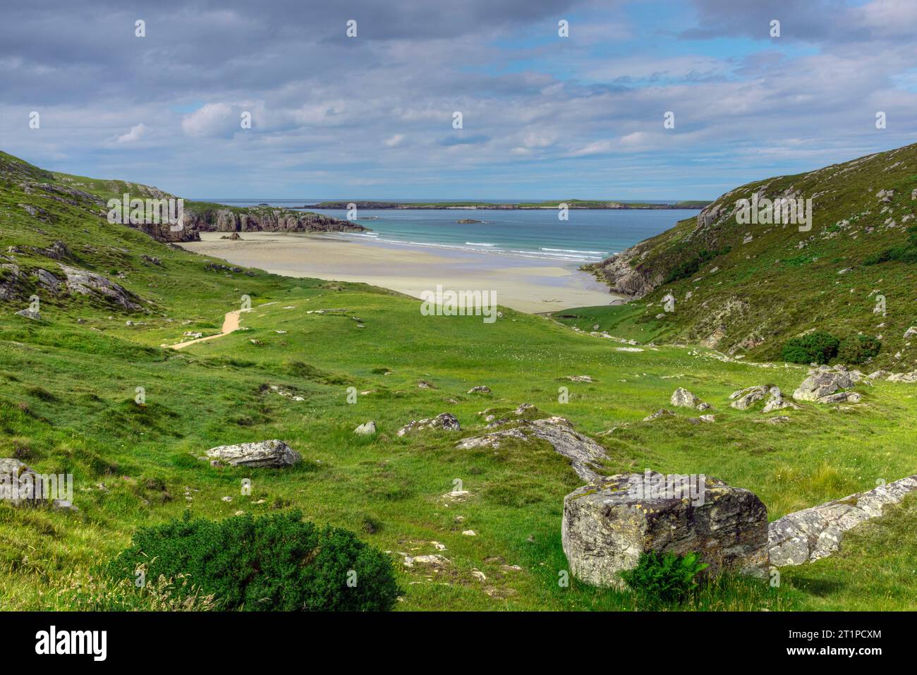 Ceannabeinne Beach is a beautiful, white sandy beach with rocky outcrops and crystal clear water. It is located on the North Coast 500, a scenic drivi Stock Photo