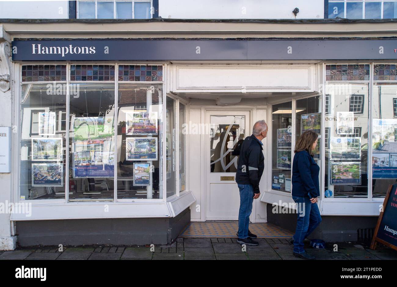HenleyonThames, UK. 13th October, 2023. A couple look in the window