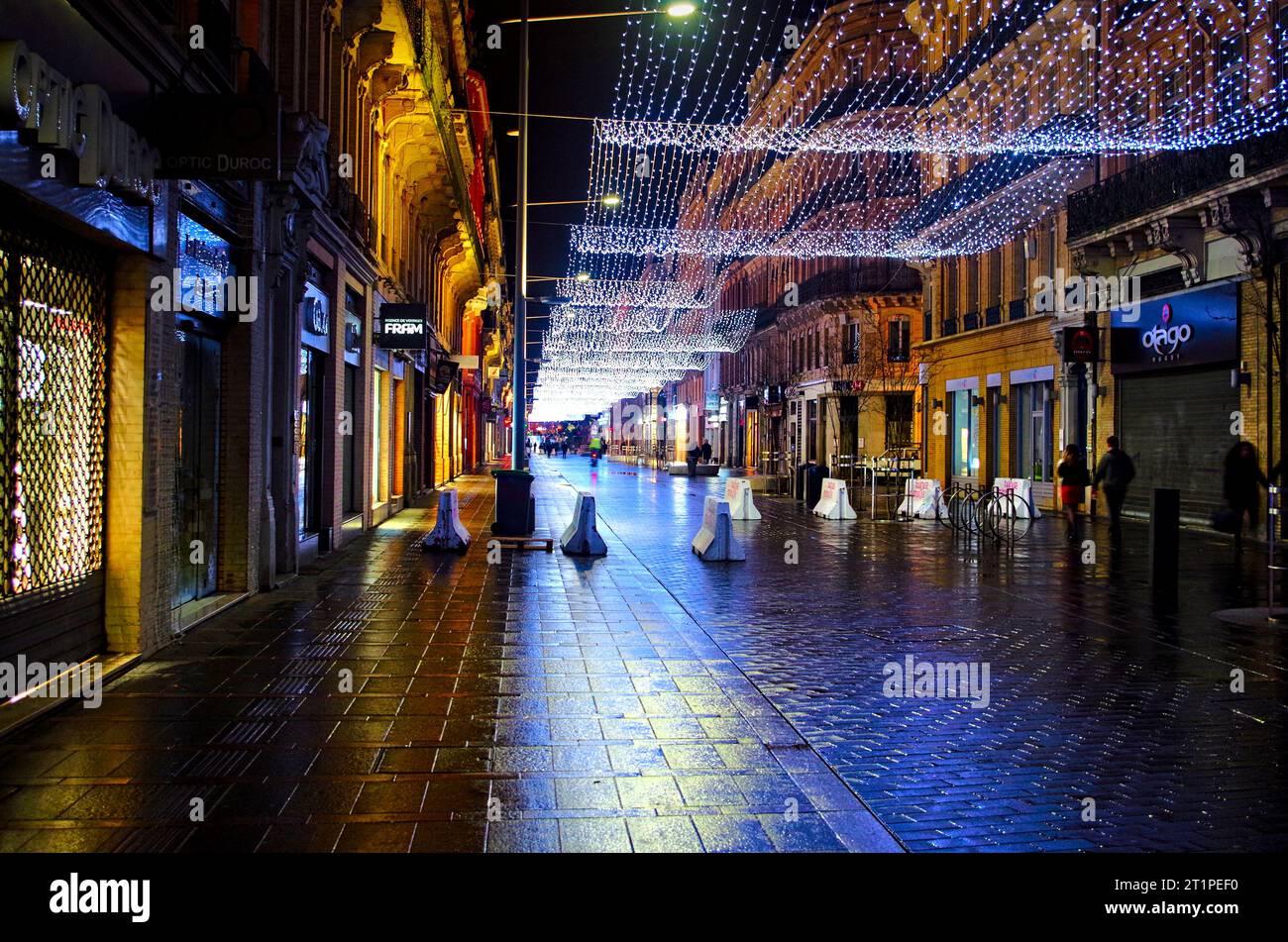 Rainy night city hi-res stock photography and images - Alamy